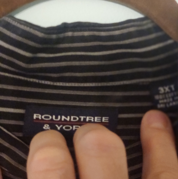 EUC Roundtree button down shirt - Picture 3 of 4